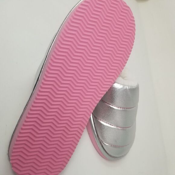 NWT. Justice quilted silver, fur lined house slippers. Size 6. - Picture 12 of 16
